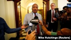 Jackson Mthembu, chef de file des élus du Congrès national africain (ANC), s'adresse aux médias après la réunion du caucus de son parti au Parlement, au Cap, en Afrique du Sud, le 15 février 2018.