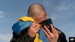 Украинский военнопленный после обмена пленными на границе с Украиной и Россией. 31 декабря 2025 г. Эксперты ООН собрали новые доказательства пыток украинских военнопленных российскими тюремщиками, заявив, что такая практика может быть приравнена к военным преступлениям. 