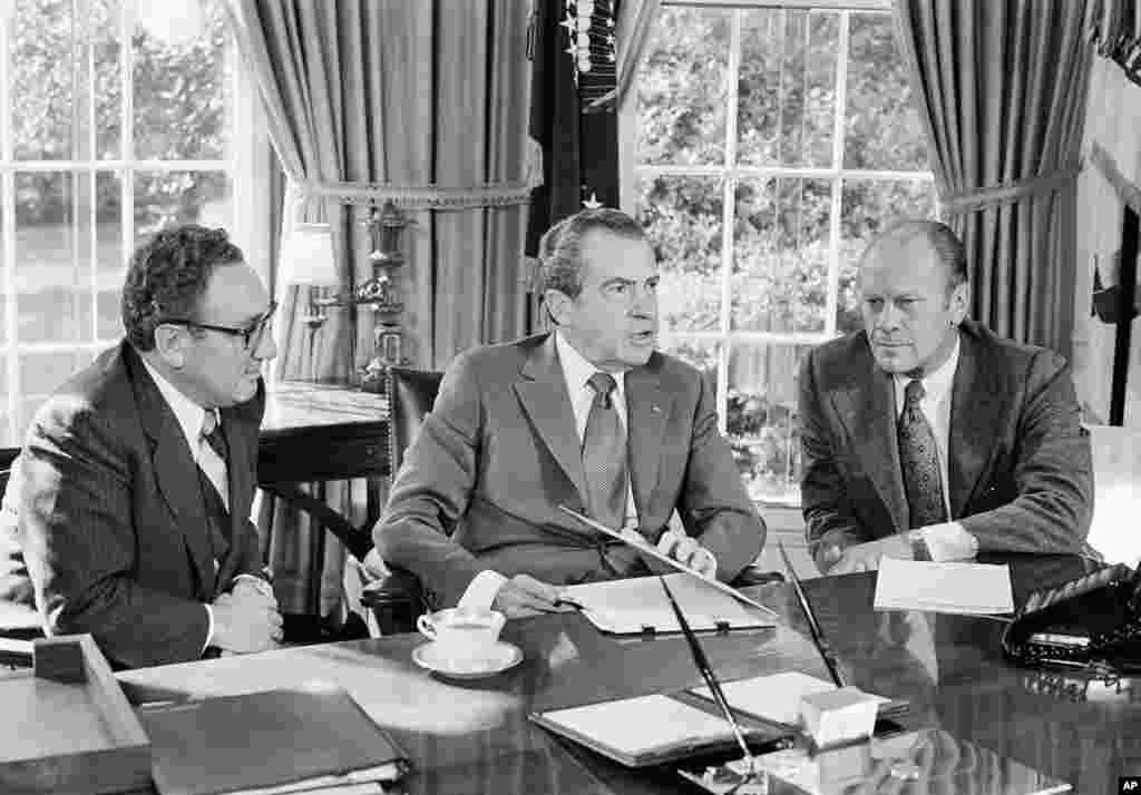 1973年10月13日,美国总统尼克松,被提名为副总统的福特和国务卿基辛格在总统办公室交谈 