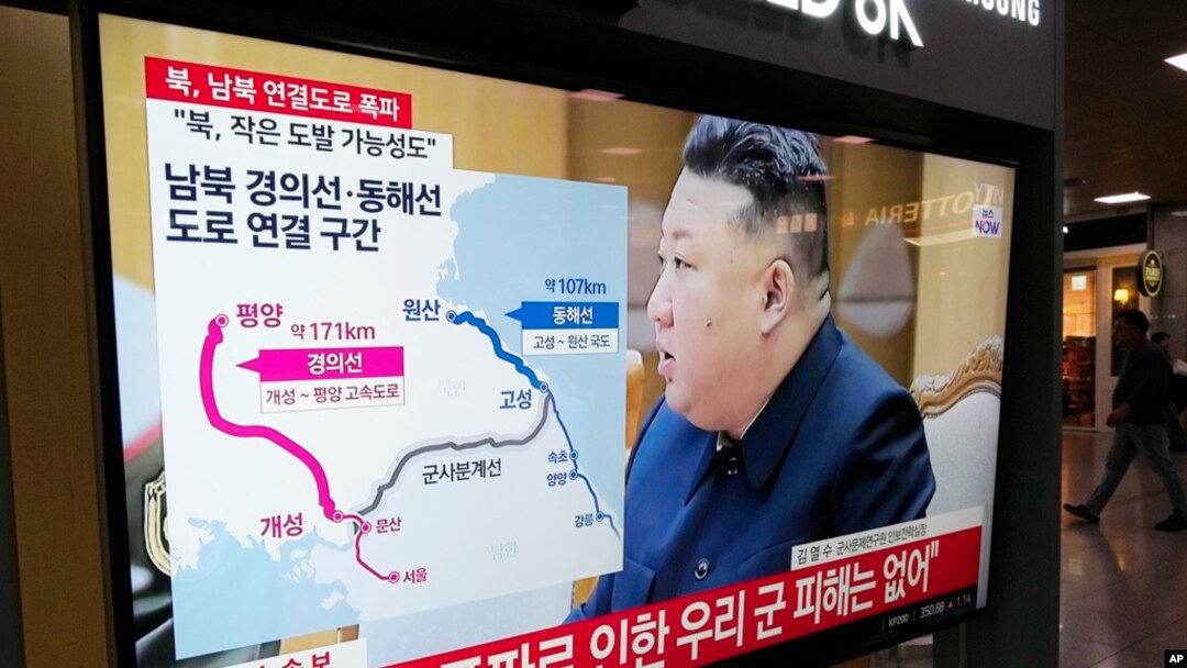 A TV screen reports North Korea has blown up parts of northern side of inter-Korean roads during a news program at Seoul Railway Station in Seoul, South Korea, Oct. 15, 2024. 