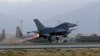 2017年8月22日，美国空军F-16“战隼”战斗机在阿富汗巴格拉姆机场起飞，执行夜间任务。