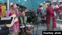 (ki-ka) Jessica Bella, Slamet Raharjo, Saras Polce menghibur di acara World Square (dok: Jessica Bella / Indonesians in Pittsburgh)