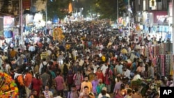 ARCHIVO - Una multitud llena un área de mercados junto a una estación de trenes de Bombay, India. en marzo de 2022. 