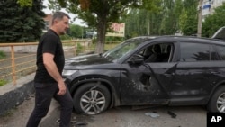 Мэр Славянска Вадим Лях в центре города после российского обстрелаю 30 июня 2022.
