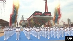 Tangkapan layar dari video yang dirilis oleh televisi China CCTV menunjukkan upacara peluncuran Fujian, kapal induk Tentara Pembebasan Rakyat (PLA), di galangan kapal Shanghai, 17 Juni 2022.