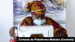 Uma deslocada a costurar, Pemba, Cabo Delgado, Moçambique 