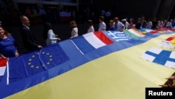 Европейские и украинские парламентарии перед зданием Европарламента. Брюссель, 23 июня 2022.