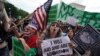 Manifestantes a favor del derecho a decidir y en contra del aborto se reúnen frente a la Corte Suprema de EEUU, en Washington, D.C., el 24 de junio de 2022.