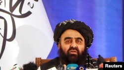 Menteri Luar Negeri Taliban Amir Khan Muttaqi berbicara dalam konferensi pers di Kabul, Afghanistan, pada 14 September 2021. (Foto: Reuters/Stringer)
