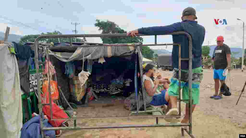 Los venezolanos, entre hombres, mujeres, adultos mayores y niños llevan casi un mes esperando poder pasar a su país.