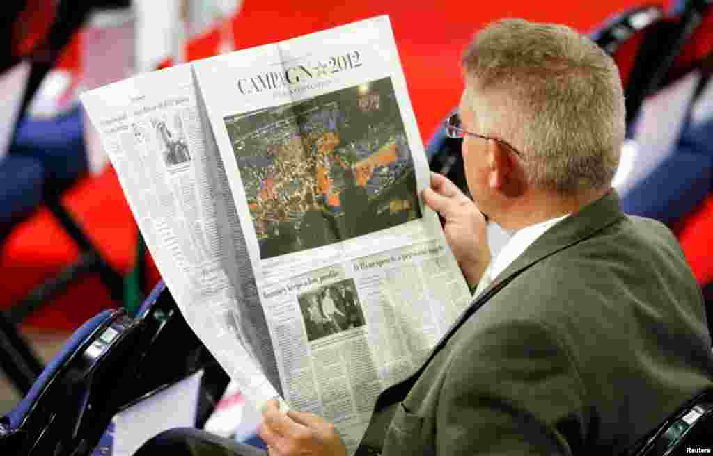 Tampa'daki kurultaya katılanardan biri elinde Washington Post gazetesiyle.
