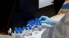 Tehničar u laboratoriji analizira epruvete sa lekom remdsivir u farmaceutskoj kompaniji Gilead u Kaliforniji, 11. marta 2020. (Foto: AP)