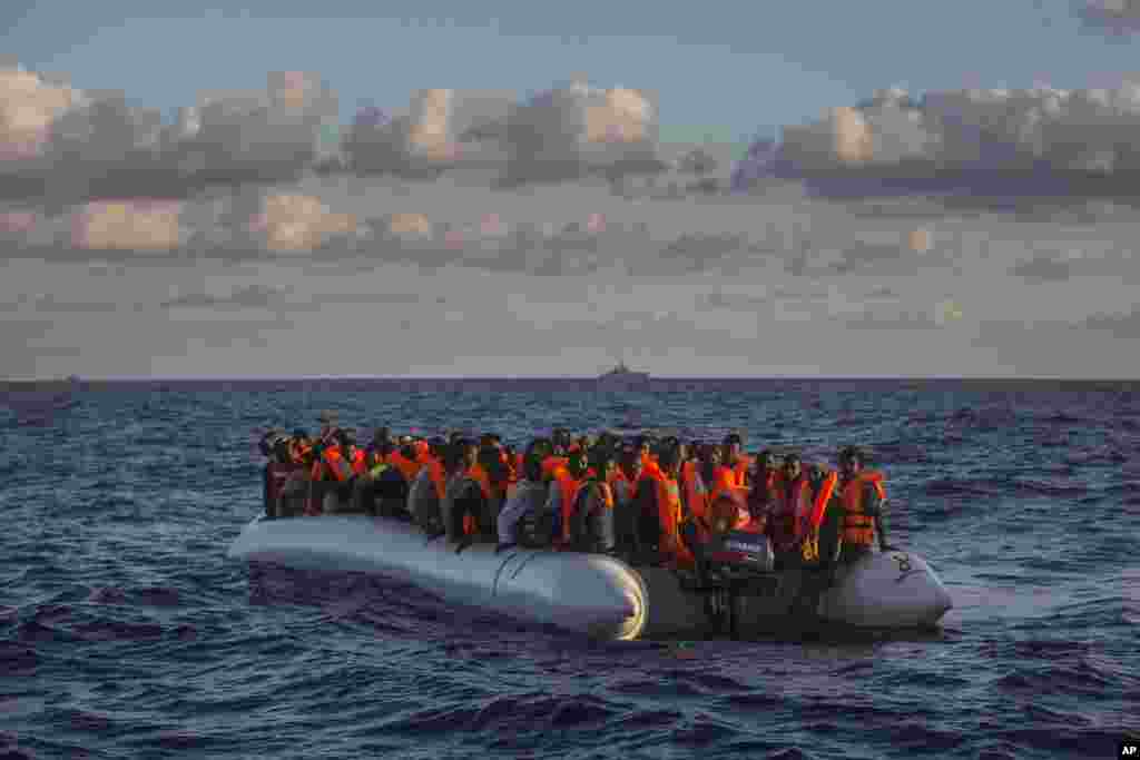 Para imigran dari negara Afrika sub-sahara menunggu diselamatkan oleh kelompok LSM Proactiva Open Arms, Spanyol, setelah terkatung-katung di lepas pantai Libya.