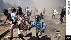 Watu wakikimbia ghasia baada ya kutangazwa matokeo ya uchaguzi Kenya Januari 2008.