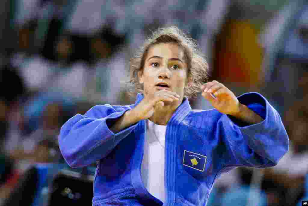 Majlinda Kelmendi dari Kosovo meraih medali emas dalam kompetisi judo 52 kilogram putri (7/8). (AP/Markus Schreiber)