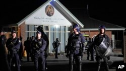 ARCHIVO - Fuerzas de seguridad montan guardia ante una iglesia asiria ortodoxa en Sydney, Australia, el 15 de abril de 2024.