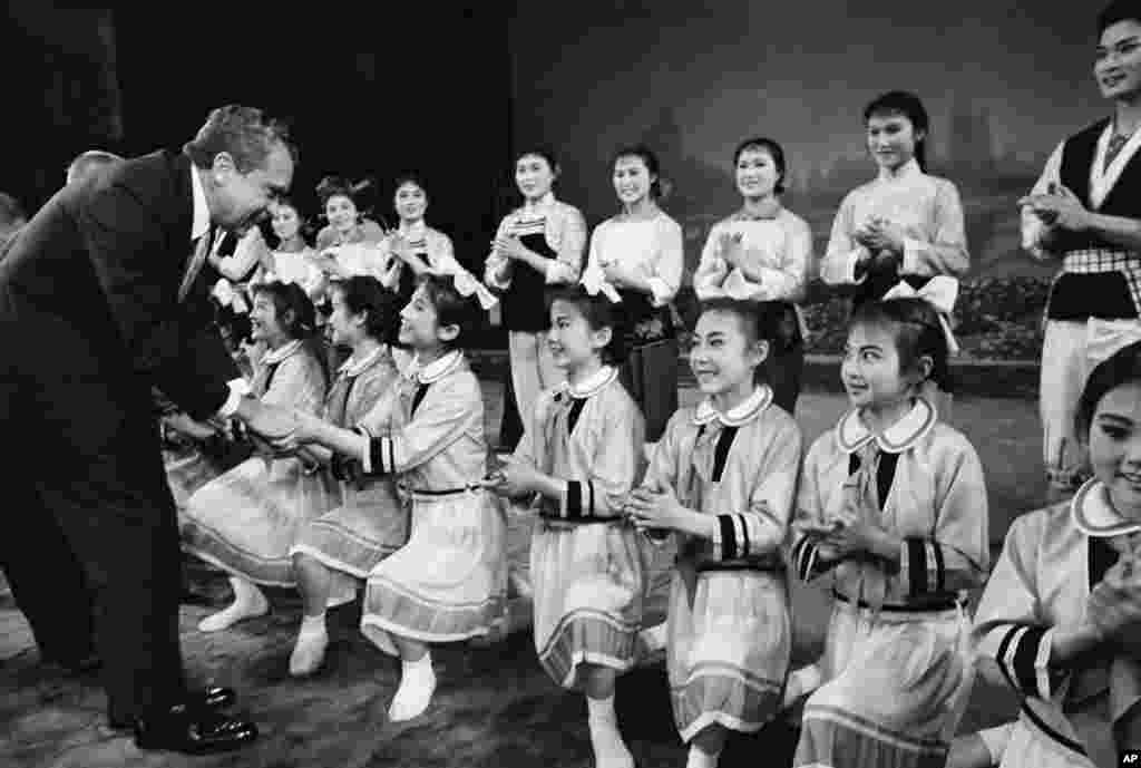 1976年2月28日,美国前总统尼克松在贵州问候那些为他表演的人。他当时在应邀访华。纽约时报后来在毛泽东的讣告中写道,毛泽东这次“邀请尼克松再次访问北京,回到他担任总统期间取得最大成就的地方。毛泽东的这一举动被外界视为可能标志着他开始脱离现实,不过按照中国的观念,这也可以解读为对好友的亲善姿态。”