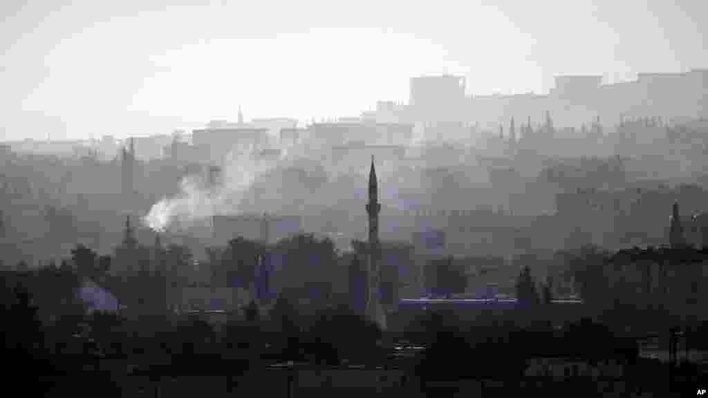 Khói bốc lên sau một cuộc không kích của liên minh ở Kobani, Syria, nhìn từ một đỉnh đồi ở ngoại ô Suruc, biên giới Thổ Nhĩ Kỳ-Syria, ngày 19/10/2014.