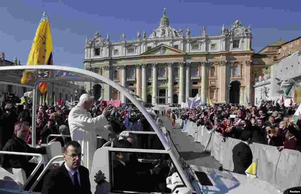 Ðức Giáo Hoàng Benedict XVI vẫy chào giáo dân tại Quảng trường Thánh Pherô ở Vatican, ngày 27/2/2013.