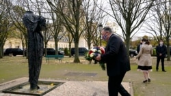 Američki državni sekretar Majk Pompeo polaže venac na spomenik žrtava terorizma u Parizu, 16. novembra 2020.