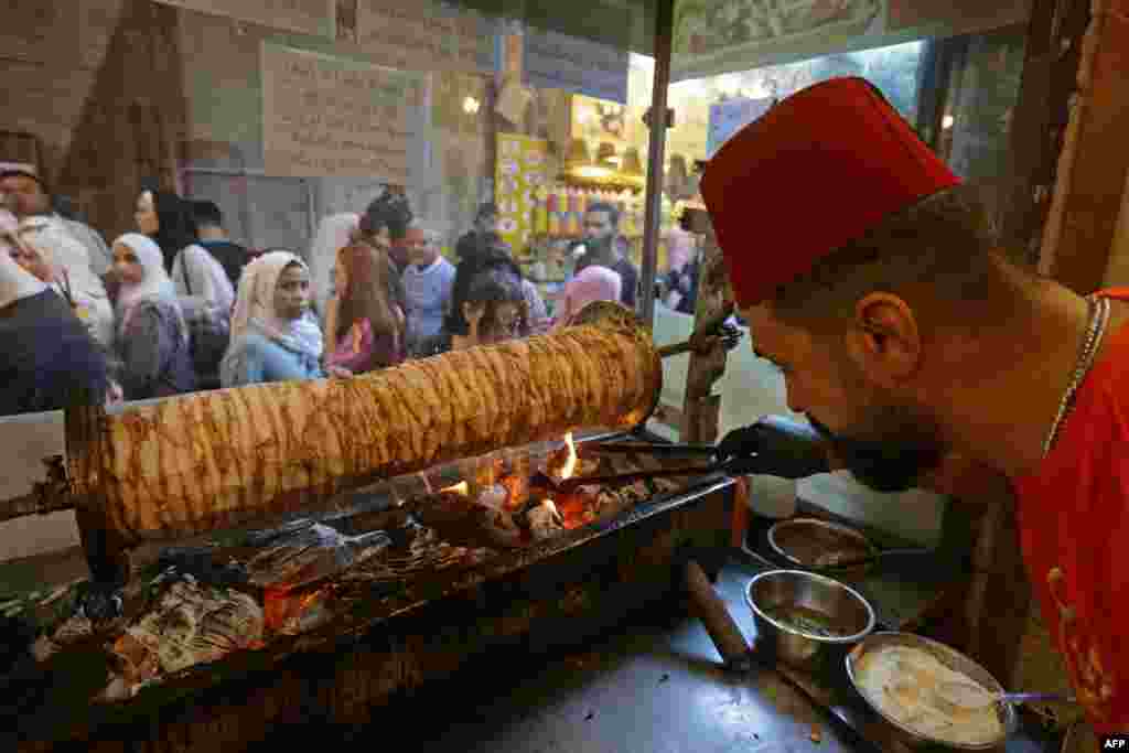شاورمە فرۆشێک لە شەقامی ئەلقەمەرییەی دیمەشقی سوریا 