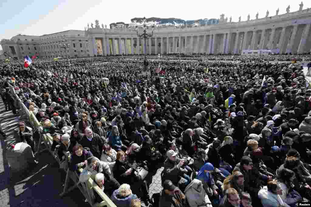 Đám đông lắng nghe Đức Giáo Hoàng Benedict XVI tại Quảng trường Thánh Phêrô, ngày 27/2/2013.