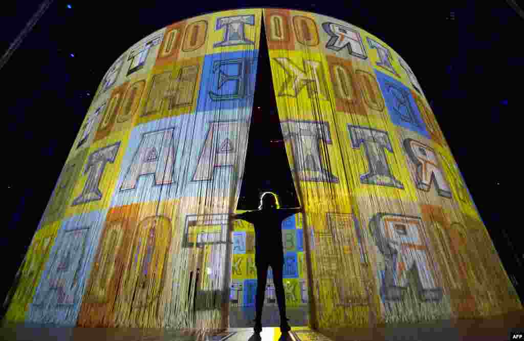 Karya seni yang diberi nama "Curtain Call" oleh seniman Ron Arad dipamerkan di Camden Roundhouse di London