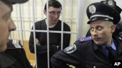 Юрий Луценко (в центре)