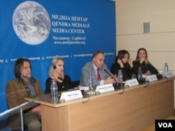 Učesnici debate "Narkomanija i alkoholizam na Kosovu - kako se boriti protiv poroka koji uništavaju mlade?" u medija centru u Čaglavici (Foto: VOA)