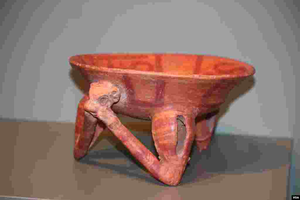 Cuenca trípode del Caribe Central en forma de felino. 800-1500 dC. Las Mercedes, Provincia de Limón, Costa Rica. Cerámica, engobe, pintura.