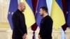 El presidente ucraniano Volodymyr Zelenskyy, derecha, conversa con el presidente del Consejo de la UE, Charles Michel, durante una cumbre en Kiev, Ucrania, el viernes 3 de febrero de 2023. [Foto: Archivo/Oficina de Prensa de la Presidencia de Ucrania vía AP].