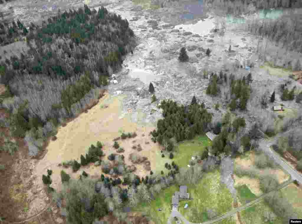Daerah yang terimbas tanah longsor dekat Oso, Washington, dilihat dari atas (22/3).