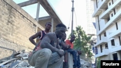 Wafanyakazi katika sehemu ya jengo lililoanguka Lagos, Nigeria.
