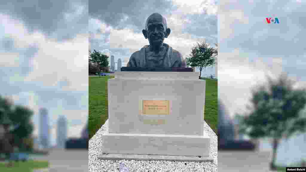Peace Is the Way (Busto de Gandhi) es una escultura que rinde homenaje a Mahatma Gandhi y su legado de paz y no violencia. Este busto simboliza la búsqueda de la paz en el mundo y la importancia de los principios gandhianos en la resolución de conflictos y la promoción de la justicia social.