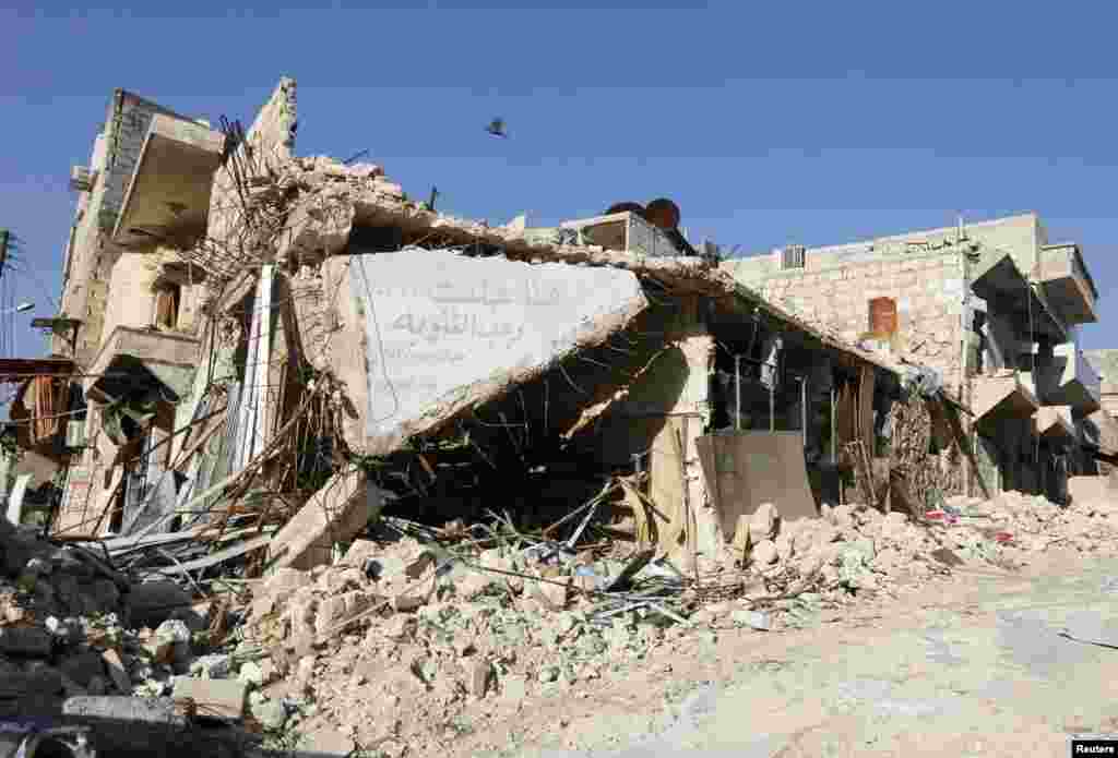 A damaged building is pictured in Masaken Hanano, Aleppo, April 2, 2014.