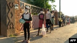 FILE - Kulabantwana abanengi abalakho ukungalobi ngemfaneli imihloliso lonyaka ngenxa yomkhuhlane weCoronavirus COVID-19.