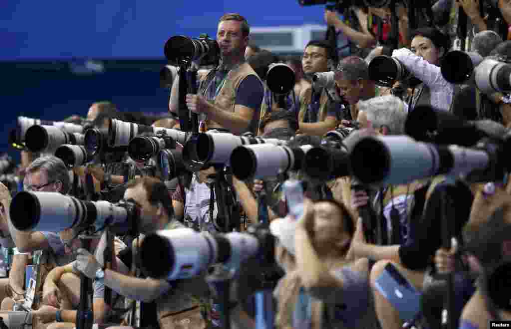 Para fotografer bersiap mengabadikan lomba renang nomor 100m gaya bebas putra di Rio de Janeiro, Brazil.