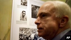 TNS John McCain thăm nhà tù Hòa Lò năm 2009.