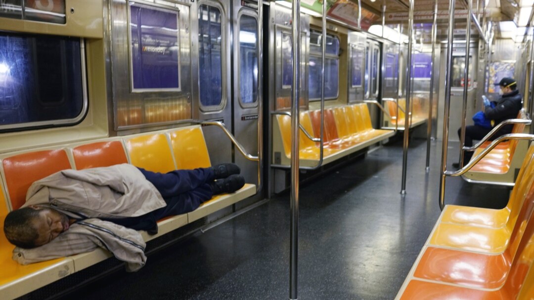 Muškarac spava u njujorško metrou tokom pandemije koronavirusa 13. aprila 2020. (Foto: Rojters)