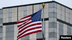 Bendera berkibar tertiup angin di Kedutaan Besar AS di Kyiv, Ukraina 24 Januari 2022. (Foto: Reuters)
