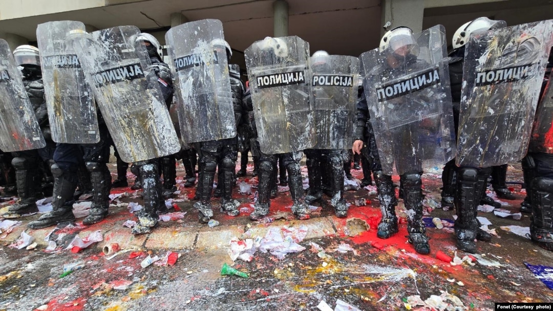 Ispred zgrade Skupštine grada Novog Sada građani su gađali policiju jajima, jogurtom, brašnom i crvenom farbom (Fonet / marko Dragoslavić)
