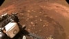 “毅力”號火星車2021年3月4日首次在火星上行駛（照片由美國國家航空航天局提供）。