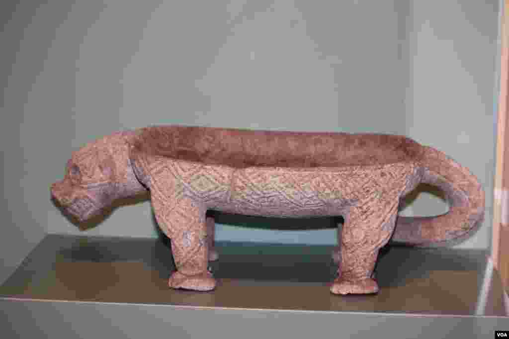 Asiento de metate de Gran Chiriquí en forma de jaguar utilizado por el cacique, 100-1500 dC. Cerca de Bugabita Arriba, Provincia de Chiriquí, Panamá. Piedra. Comprado por Frank Utley para George Heye, 1905.