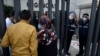 Мексика в борьбе с коронавирусом выселила мигрантов из официальных центров 
