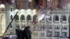 Menara derek konstruksi terlihat jatuh menimpa Masjidil Haram, di Mekkah, Arab Saudi, Jumat (11/9).