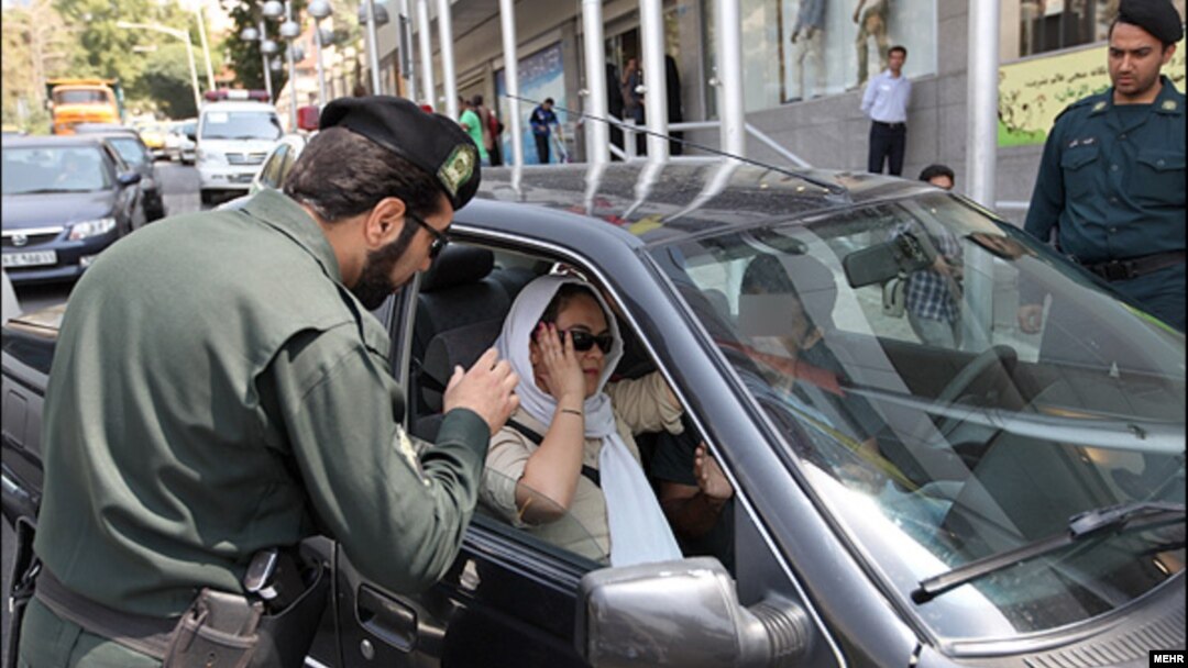 عکس آرشیوی از نظارت پلیس بر حجاب سرنشینان خودروها