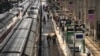 Passageiros na plataforma da estação ferroviária de BBordeaux, no oeste da França,a 26 de julho de 2024, quando a rede ferroviária da França foi atingida por ataque que perturbou o sistema de transporte, horas antes da cerimónia de abertura das Olimpíadas em Paris