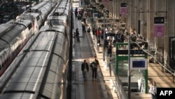 Passageiros na plataforma da estação ferroviária de BBordeaux, no oeste da França,a 26 de julho de 2024, quando a rede ferroviária da França foi atingida por ataque que perturbou o sistema de transporte, horas antes da cerimónia de abertura das Olimpíadas em Paris