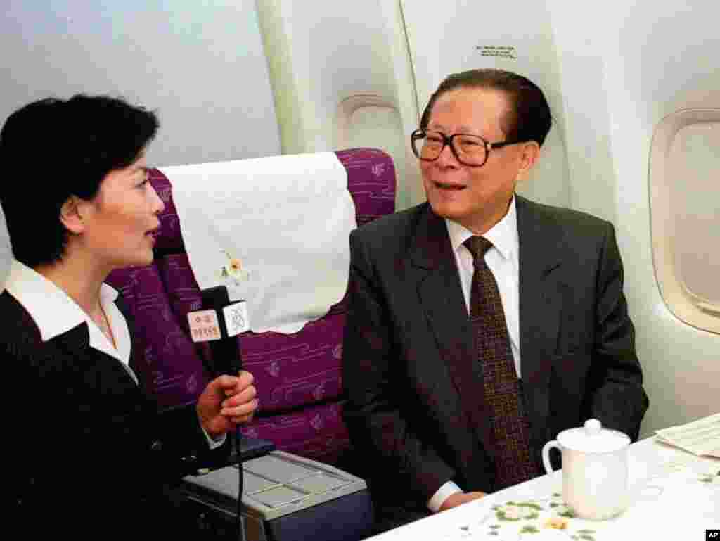 1997年11月4日,中国主席江泽民在访问美国后回国的飞机上接受央视记者李瑞英采访。这架飞机不是中国从美国波音公司购买的波音767主席专机。2002年1月19日的报道说,那架专机上被安装了27个窃听器。