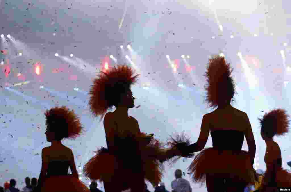 Peformers watch the end of the closing ceremonies of the London 2012 Olympic Games at the Olympic Stadium August 12, 2012.
